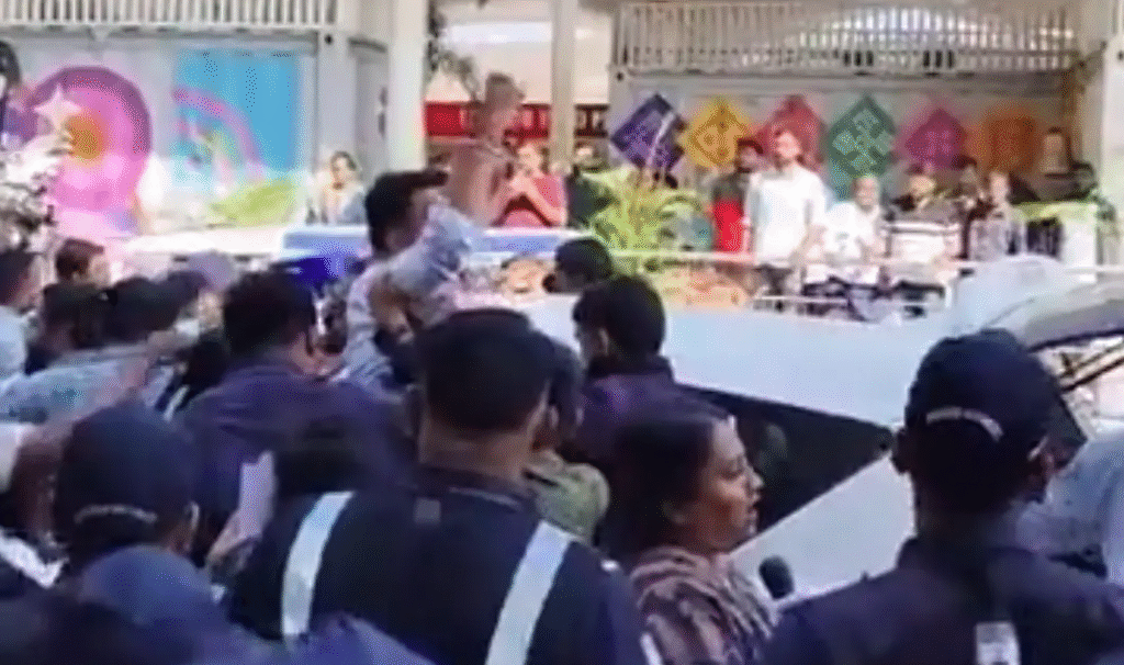 अहमदाबाद एयरपोर्ट पर NSUI का मानवता वाला प्रदर्शन: पानी की बोतलें लेकर आए, हिरासत में गए